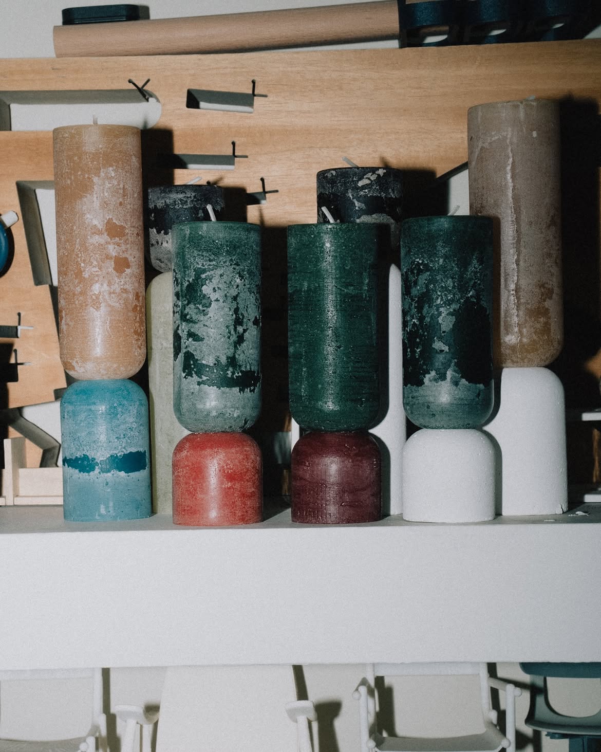 Formes, volumes et matières colorées de la collaboration Lagranja × Le Parc
