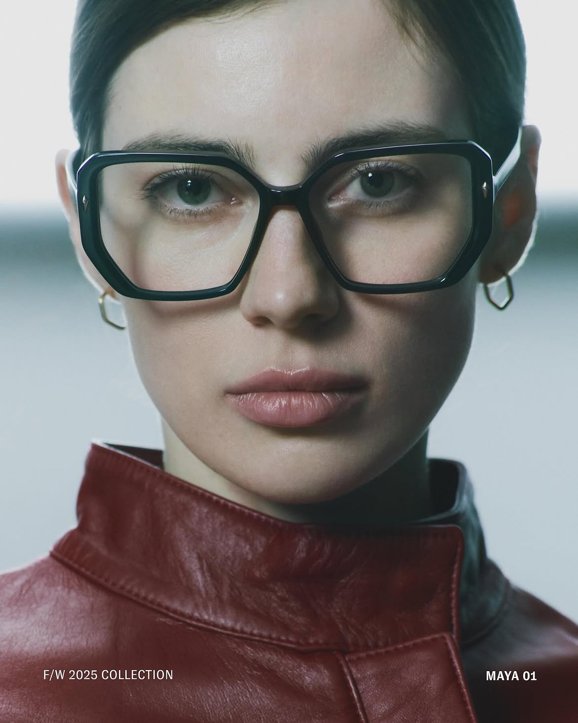Femme portant une solaire Visionario oversize — campagne mode